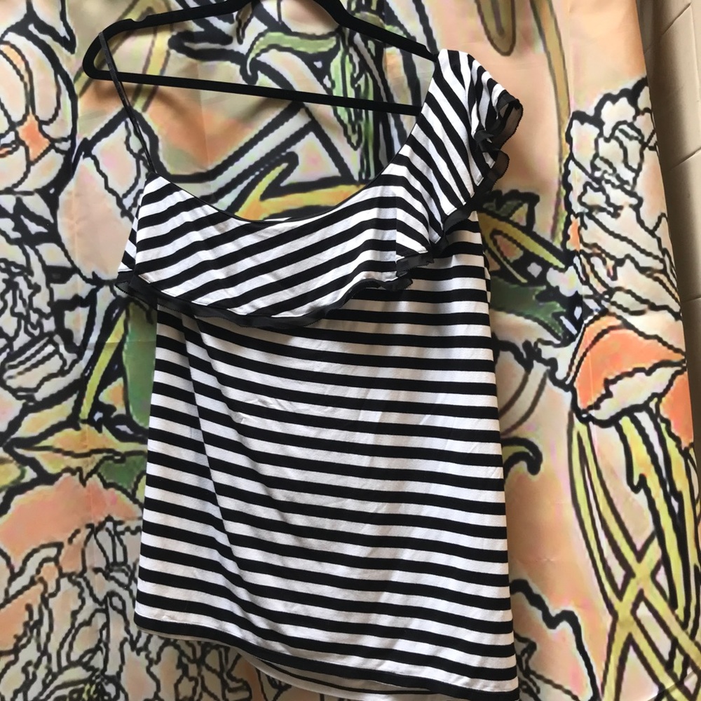 Asymmetrical ruffled top - Picture 2 of 4